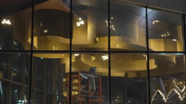 Cam ön cephede hacimli tiyatro tavan dekoru görünür hale gelir. Şeffaf modern dış görünüş ile kompleks iç biçim karşıtlığı