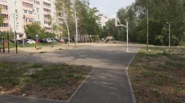 Geniş avlu oyun alanı ve spor alanı apartman kuleleri arasında yer alıyor. Bölge, toplumsal etkileşimle birlikte hareketi teşvik eder