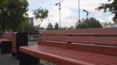 Kalabalık yerleşim bölgesinin küçük meydanında rahat ahşap banklar duruyor. Oturma alanı sakinler için dinlenme alanı oluşturur