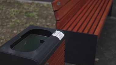 Aynı bankın yanına park çöpü konulmuş peyzajlı kamuya açık alanlara karışıyor. Temiz işlevsel tasarım günlük park konforunu destekler