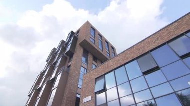 Tarihi bölgede bulunan tuğlalı konut kompleksi rafine tasarımı gösteriyor. Mimarlık sağlamlık ve rahatlığı dengeler.