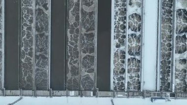 Büyük tortu havzaları, daha fazla tedavi aşamasından önce atık suyun yerleşmesine olanak sağlıyor. Durgun su, endüstriyel ölçekte karşıtlık oluşturuyor