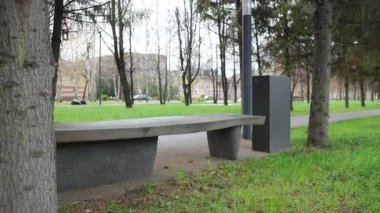 Muazzam granit bank cilalanmış ahşap yüzeyleri birleştirir. Parlak ahşap elementler sakin şehir parkının yapılandırılmış manzarasına sıcaklık katar.