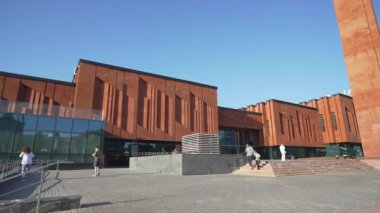 Muazzam ulusal kütüphane tuğla cephesi ve geniş anlamlı pencereler içerir. Parlak güneş ışığı kültürel mimari varlığı artırır