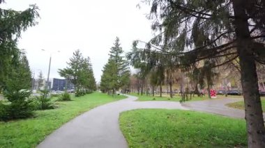 Açık park alanı yeşilliği ve çevresindeki yerleşim yerlerini birbirine bağlar. Paved yürüyüş yolları dengeli ortamda hareket rehberliği