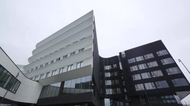 Mimari yapı, ışık katmanlı çizgiler ve karanlık kütleyi birleştirir. Eğri geometri modern eğilimleri vurgulayan çarpıcı silueti tanımlar