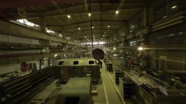 ALMATY, KAZAKHSTAN - 18 Eylül 2025: Kamera, makinelerle dolu yoğun bir atölyeden geçiyor. Endüstriyel ritim, sürekli üretim döngüsü POV 'unun canlı izlenimini yaratır.