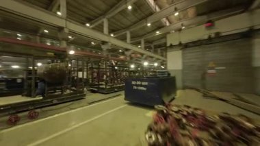 ALMATY, KAZAKHSTAN - 18 Eylül 2025: İşçi kaynak borularının üzerinde uçan kamera flaşları ve yoğun dumanı yakıyor. Yükseltilmiş perspektif, boru hattı üretim süreci POV 'u ortaya çıkardı