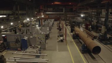 ALMATY, KAZAKHSTAN - 18 Eylül 2025: Büyük boru hatları ve kaynak ışığı ile enerji üretim alanı. Sahne verimliliği organize karmaşıklıkla birlikte iletir