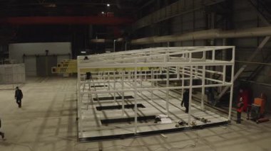 ALMATY, KAZAKHSTAN - 18 Eylül 2025: Kaynakçılar büyük inşaat için destek çerçevesi öneren bir atölyede metal yapı oluşturuyorlar. Koordineli hareketler nitelikli işçilik gösteriyor