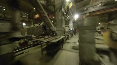 ALMATY, KAZAKHSTAN - 18 Eylül 2025: Ekipman dolu atölye sürekli koordineli faaliyetler ortaya koyuyor. Sanayi ayarı üretim operasyonları POV disiplinini yansıtıyor