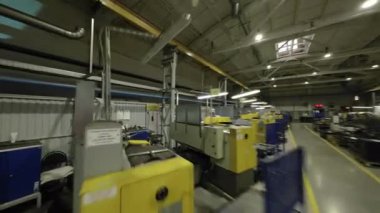 ALMATY, KAZAKHSTAN - 18 HAZİRAN 2025: Uzmanlar belirlenen mekanik alanlarda hareket ediyorlar. Dengeli sistem, insan becerisi ve teknoloji POV arasındaki işbirliğini vurguluyor