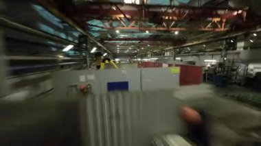 ALMATY, KAZAKHSTAN - 18 Ocak 2025: Operatörlerin görev yaptığı otomatik atölye alanları. Yapısal düzen senkronize endüstriyel sistem POV 'nin verimliliğini gösteriyor