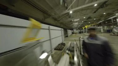 ALMATY, KAZAKHSTAN - 18 Ocak 2025: Yüklü ekipmanlarla dolu atölye üretime hazır ortam sunar. Makineler güç ve kapasiteyi iletir POV