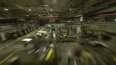 ALMATY, KAZAKHSTAN - 18 Ocak 2025: Geniş perspektif, maksatlı bölümler ve araçlar tarafından düzenlenmiş mekanize atölyeyi ortaya çıkardı. Personel karmaşık sistem POV 'u çalıştırıyor