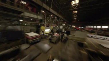 ALMATY, KAZAKHSTAN - 18 Ocak 2025: Sahne, teknik donanımlarla dolu açık alanlara organize edilmiş otomatik tesisi yakalıyor. İşlemciler ayrıntılı makine POV ile etkileşim halindeler