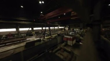 ALMATY, KAZAKHSTAN - 18 Ocak 2025: Yükseltilmiş süzülme, ağır makineler ve insan çabalarını birleştiren hareketli atölyeyi ortaya çıkardı. Kusursuz koordinasyon, teknolojik ayar POV 'u şekillendiriyor