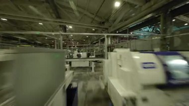 ALMATY, KAZAKHSTAN - 18 Ocak 2025: Otomatik ekipman hatları hızlı ve tutarlı döngüler sağlayan tesisi doldurur. Modern makineler ilerici endüstriyel karakter POV 'u tanımlar