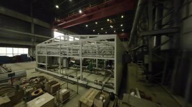 ALMATY, KAZAKHSTAN - 18 Ocak 2025: Büyük modüler çerçeve kademeli olarak boru hatları ve temel iletişim sistemleri ile doldurulur. Tecrübeli teknisyenler kamu hizmetleri POV yükler