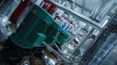 Endüstriyel pompalar ve boru hatlarıyla donatılmış blok modüler kazan istasyonu. Otomatik sistemler gelişmiş enerji üretimini gösteriyor