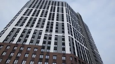 Geniş çok katlı ofis merkezinde renkli ön panellerin uyumlu düzenlenmesi sergileniyor. Mimari dengeli ve kurumsal görünüyor.