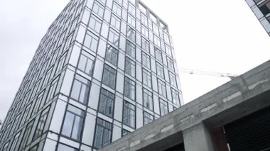 Modern mimari, teknolojik ilerlemeyi vurgulayan sürekli cam cephe yanılsaması yaratır. Yapı aydınlık ve vizyoner görünüyor