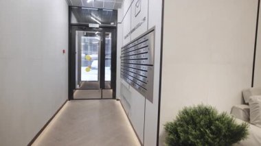 İşlevsel tasarım posta servisini şık giriş şeffaflığı ile birleştirir ve geçiş alanını oluşturur. Sahne dengeli görünüyor