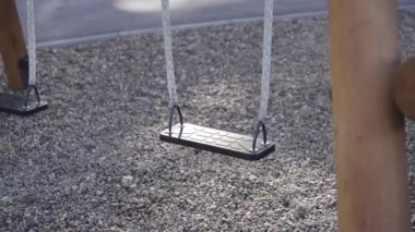 Plastik koltukla sallanmak şehir parkında iplere asılı. Şehir parkında çocuklar için geleneksel eğlence. Etkin çocukluk