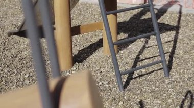 Çocuk parkındaki küçük çocuklar için merdiveni olan küçük bir kaydırak. Anaokulunun bahçesinde eğlenen çocuklar için güvenli bir eğlence. Dışarıdaki eğlence.