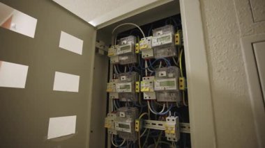 ALMATY, KAZAKHSTAN - 19 Eylül 2025: Modüler ekipman kurulumu için elektrik dağıtım kartı hazırlandı. Teknik kurulum, organize elektrik tesisatı için tasarlanmış karmaşık bir yapıyı ortaya çıkarıyor