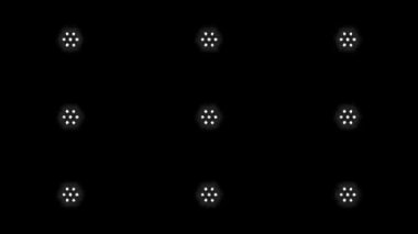 Noel kar taneleri siyah arka planda hareket ediyor ve dönüyor. Animasyon. Dönen Noel kar taneleri kış tatili konsepti