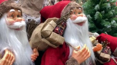 Mağazadaki rafta Noel Baba oyuncakları var. Yılbaşı ve Noel süslemeleri indirimde olacak.