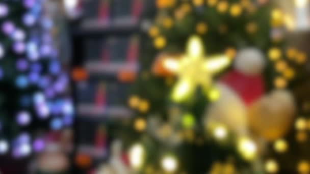 模糊的圣诞背景 有闪光的花环的圣诞树 新年及圣诞装饰品 — 图库视频影像