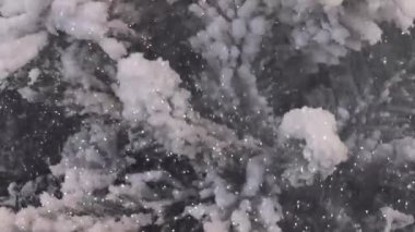 Kar taneli Noel ağacına yakın çekim. Noel ve Yeni Yıl tatili geçmişi