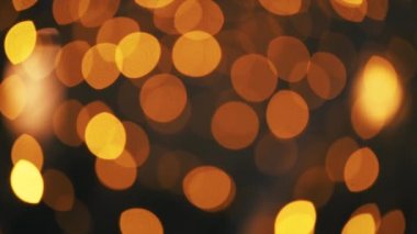 Bulanık Noel ışıkları gecenin karanlığında parlıyor..