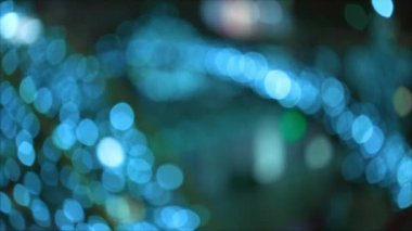 Bulanık Noel ışıkları gecenin karanlığında parlıyor..