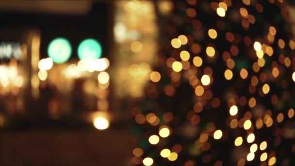 Θολή Διακοπές Χριστουγεννιάτικα Φώτα Που Λάμπουν Στο Σκοτάδι Στους Δρόμους — Αρχείο Βίντεο