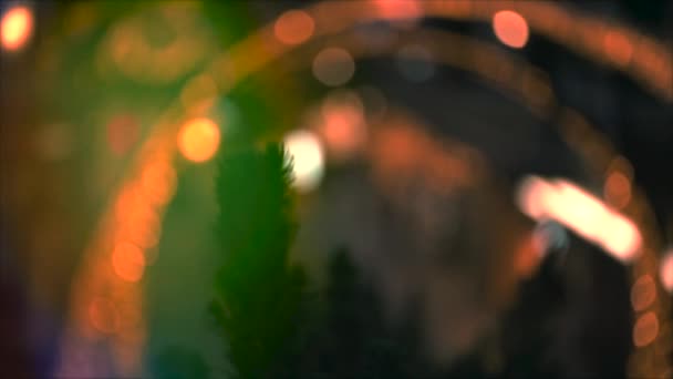 Розмиті Святкові Різдвяні Вогні Світяться Темряві Вулицях Міста Нічний Час — стокове відео