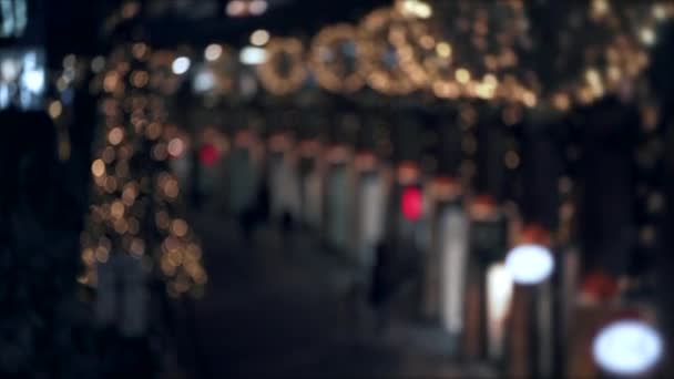 在夜间城市街道的黑暗中 昏暗的圣诞灯火通明 城市夜晚的画面 带着抽象的五彩缤纷 — 图库视频影像