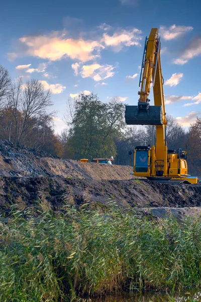 Trabajos Excavadora Amarilla Sitio Construcción Pala Excavadora Desentierra Fondo Naturaleza — Foto de Stock