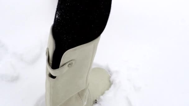 Fehér Hótalpas Turista Lábai Akik Havas Napon Lábnyomokkal Sétálnak Havon — Stock videók
