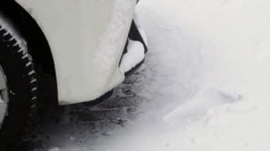 Kar fırtınasından sonra arabalar karla kaplandı. 4K çözünürlüğü