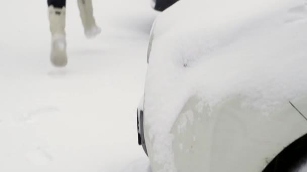 Autos Die Nach Einem Schneesturm Von Schnee Bedeckt Sind Auflösung — Stockvideo