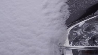 Kar fırtınasından sonra arabalar karla kaplandı. 4K çözünürlüğü 