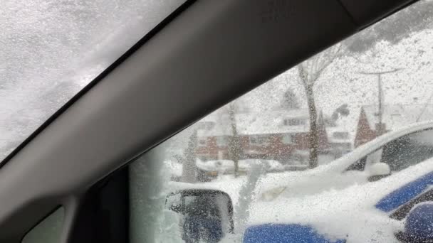 车主从汽车玻璃上扫雪 驾驶舱视图 司机把车从雪地上擦干净 — 图库视频影像