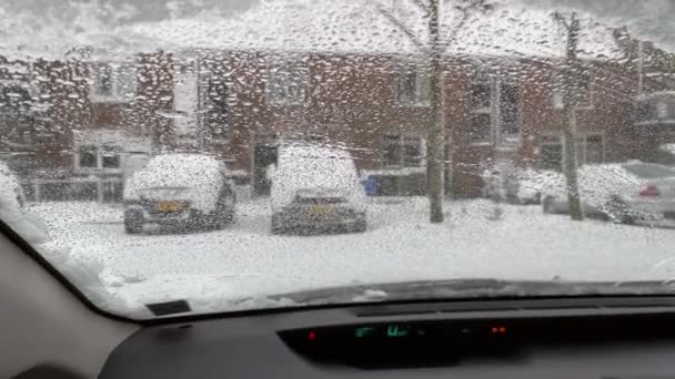 Πάγος Λιώνει Στο Παρμπρίζ Του Αυτοκινήτου — Αρχείο Βίντεο