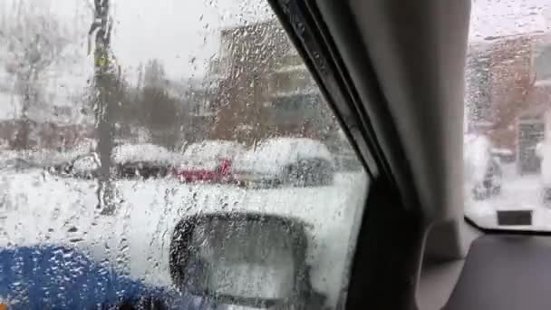 驾驶舱视图 汽车挡风玻璃上的冰融化了 — 图库视频影像