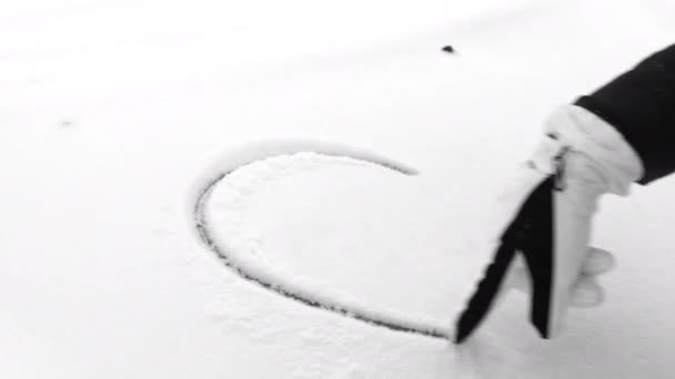 Una Mano Enguantada Dibuja Corazón Nieve Capucha Cubierta Del Coche — Vídeos de Stock