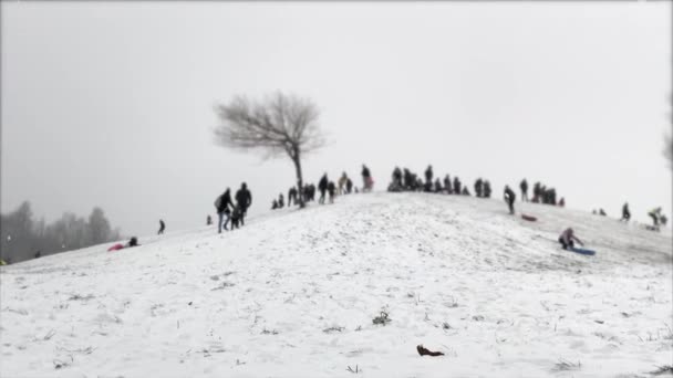 Entfokussierter Blick Menschenmassen Amüsieren Sich Kalten Wintertagen Und Fahren Auf — Stockvideo