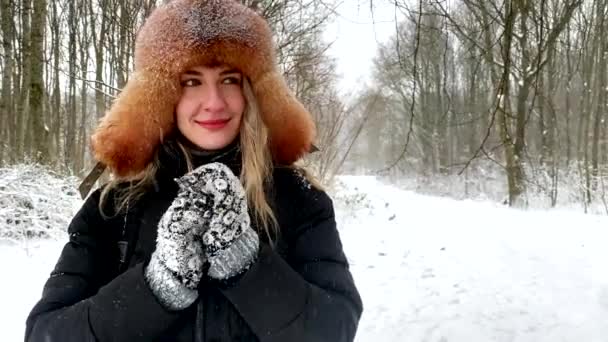 Девушка Зимнем Лесу Согревает Холодные Руки Зимний День Смотрит Камеру — стоковое видео